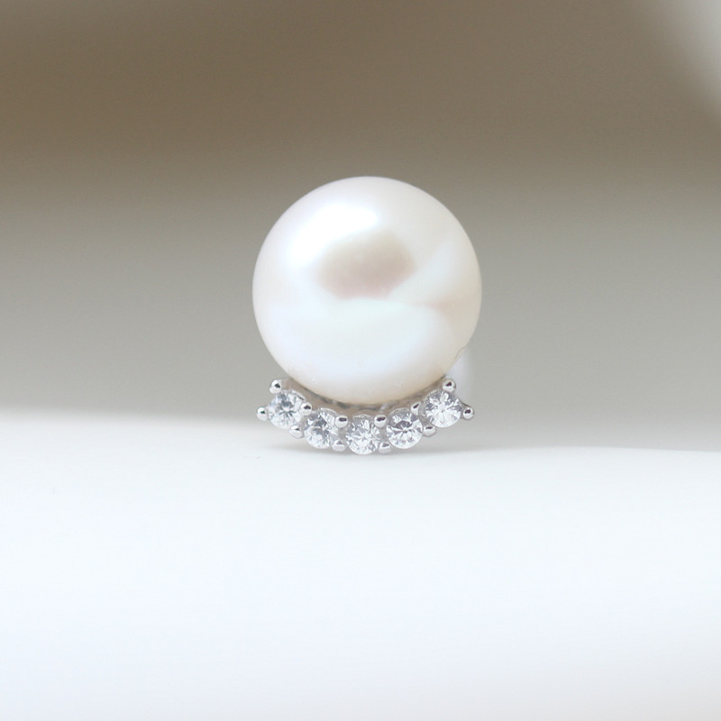 Fashionable White Button Round Chinese Cultured Freshwater Pearl Stud Earrings(XL140203)